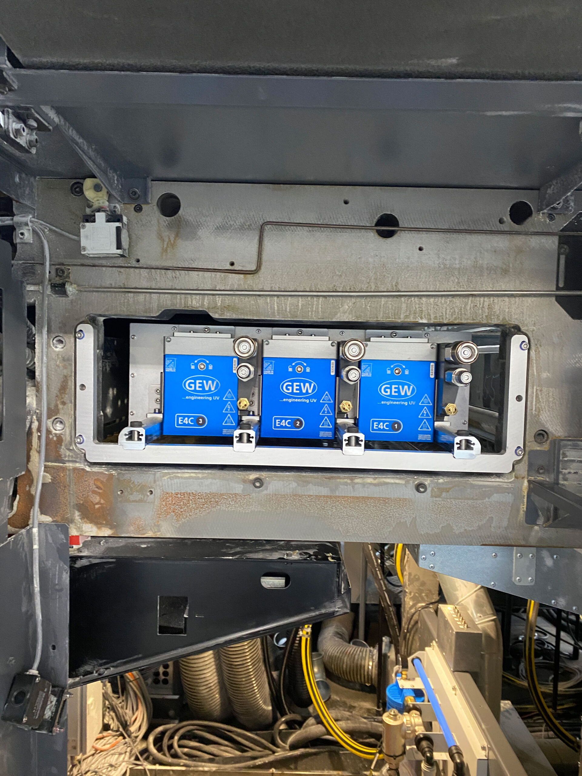 The pictures show E4C being installed on a Heidelberg CX102.