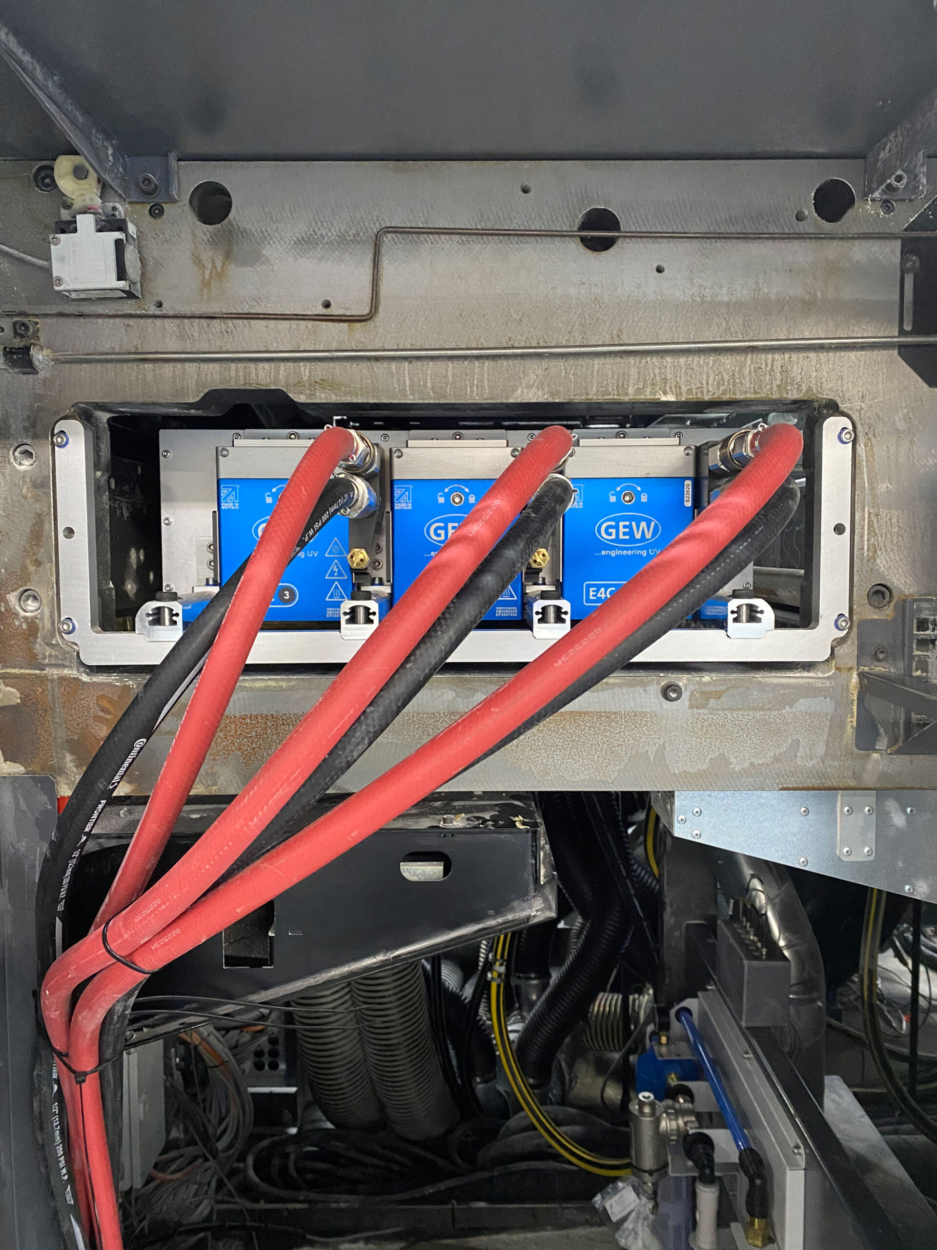 The pictures show E4C being installed on a Heidelberg CX102.