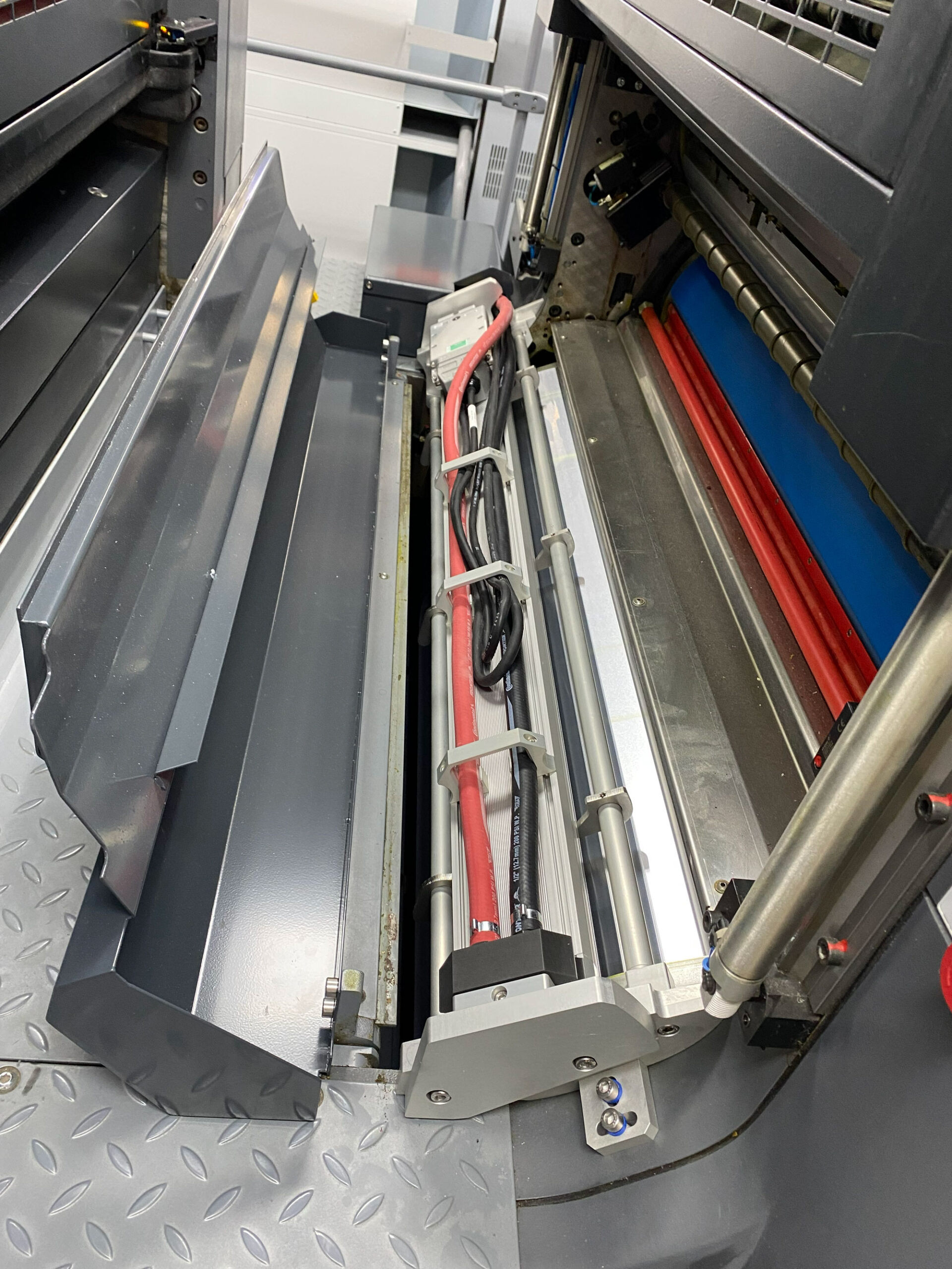 The pictures show LeoLED being installed on a Heidelberg CX102.