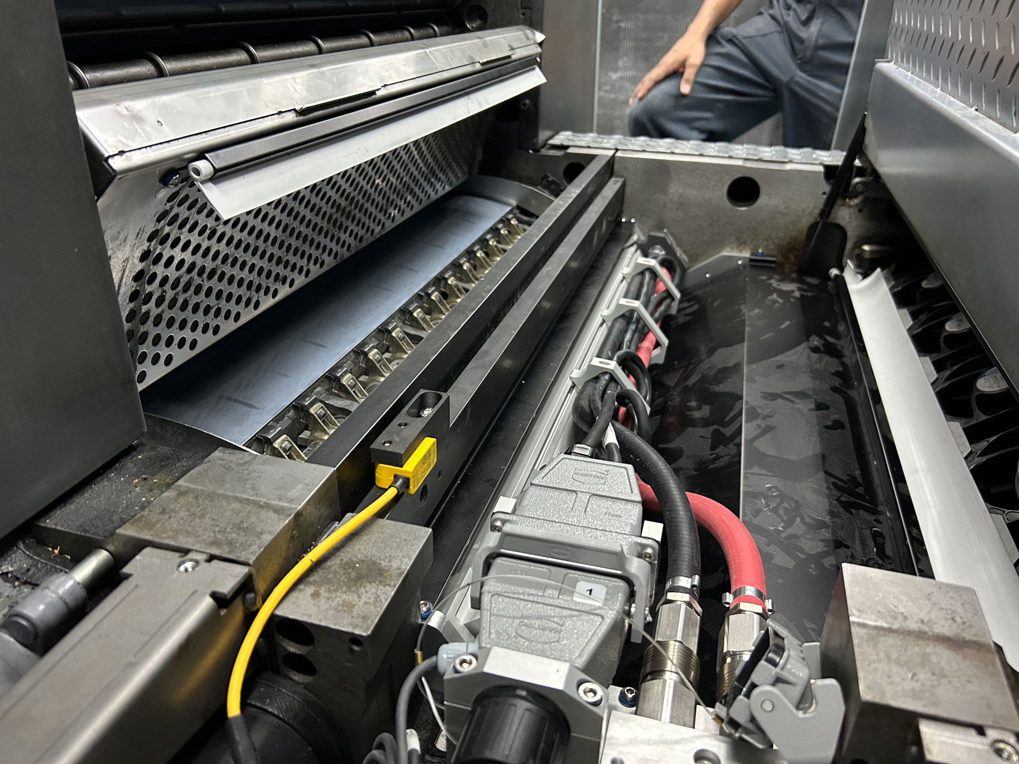 The pictures show LeoLED being installed on a Heidelberg XL75.