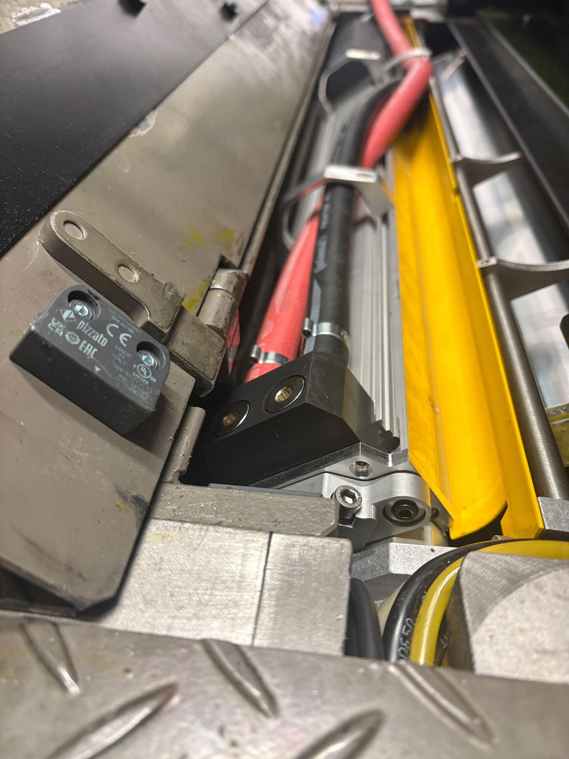 This Italian customer installed LeoLED on their Mitsubishi Diamond 1000 press.