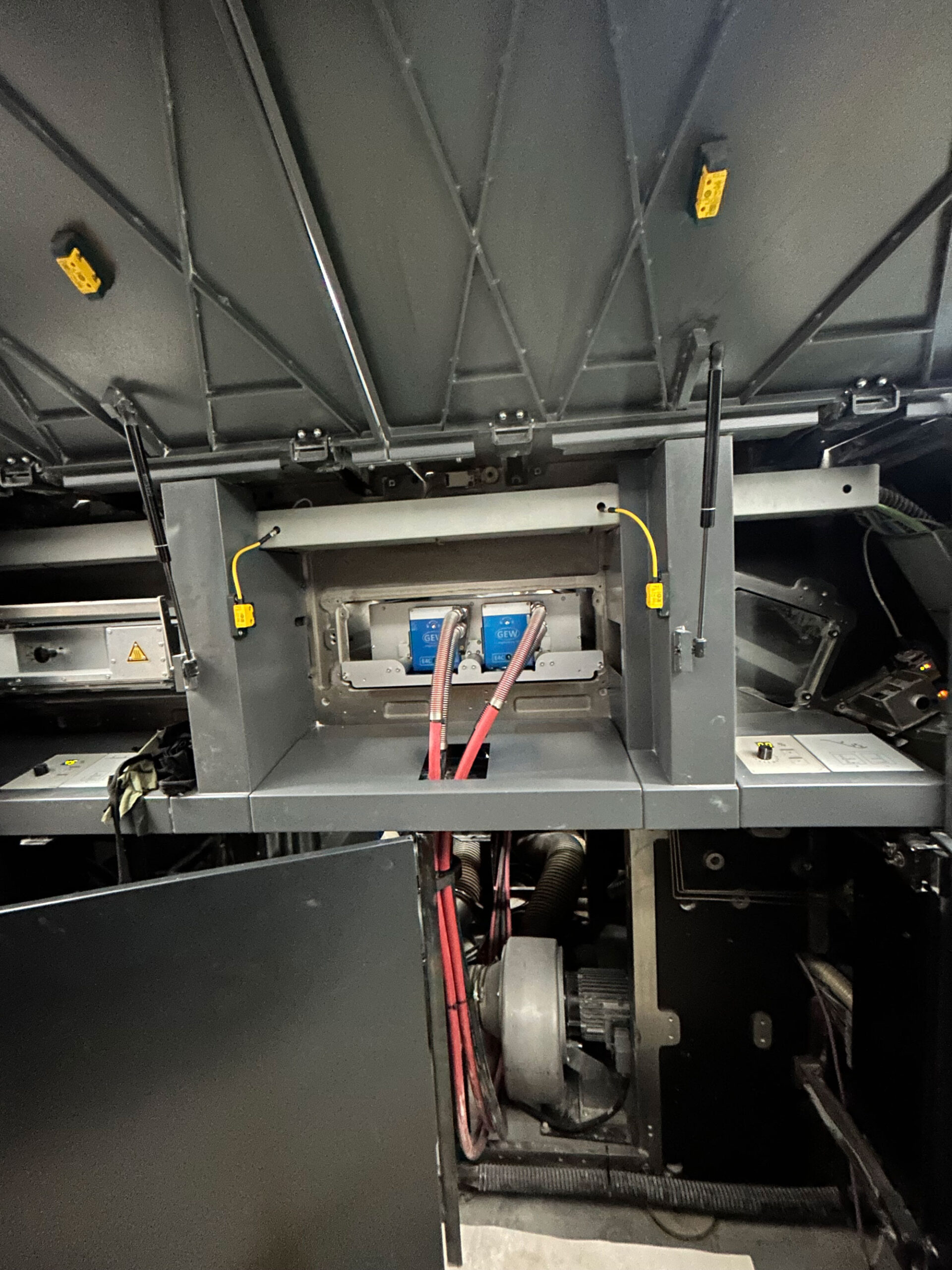 The pictures show E4C being installed on a Heidelberg XL75.