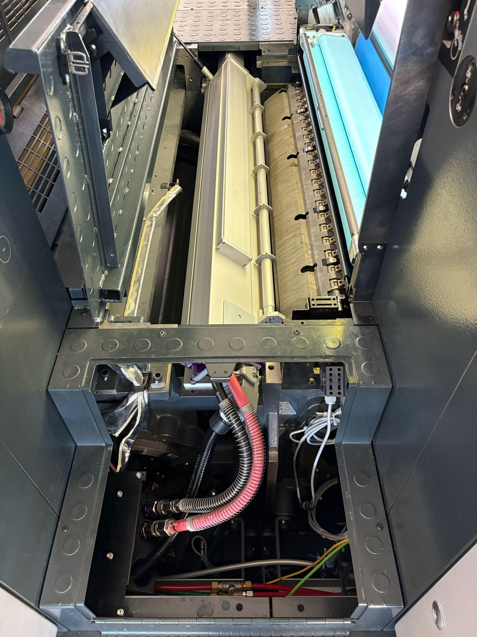 This Italian customer has a mixture of E4C and LeoLED on their KBA Rapida 106.