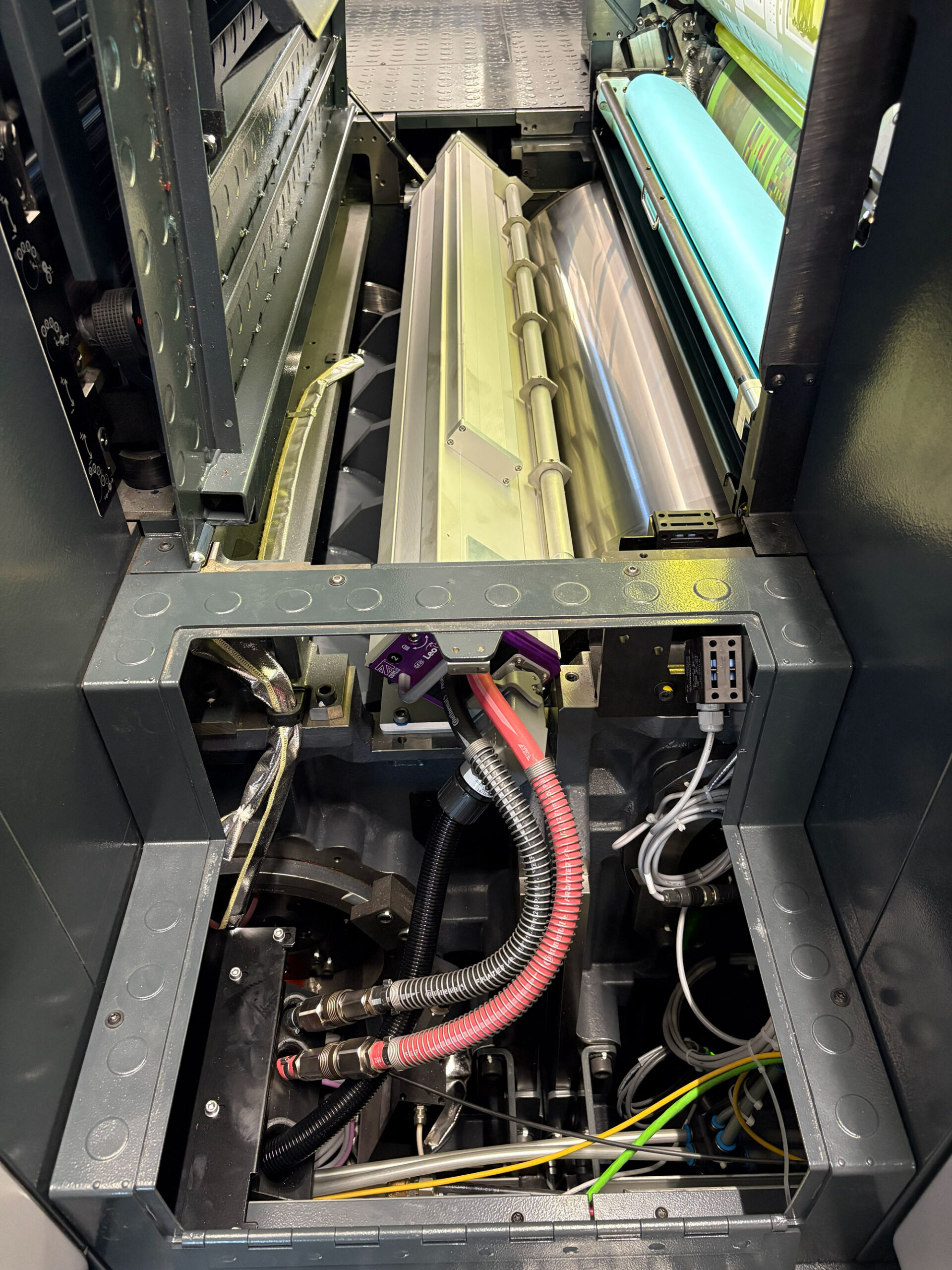 This Italian customer has a mixture of E4C and LeoLED on their KBA Rapida 106.