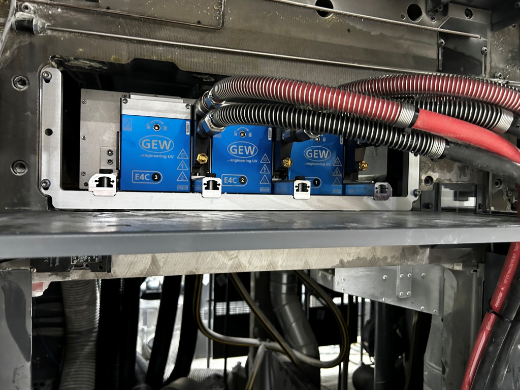 The pictures show E4C being installed on a Heidelberg CX102.