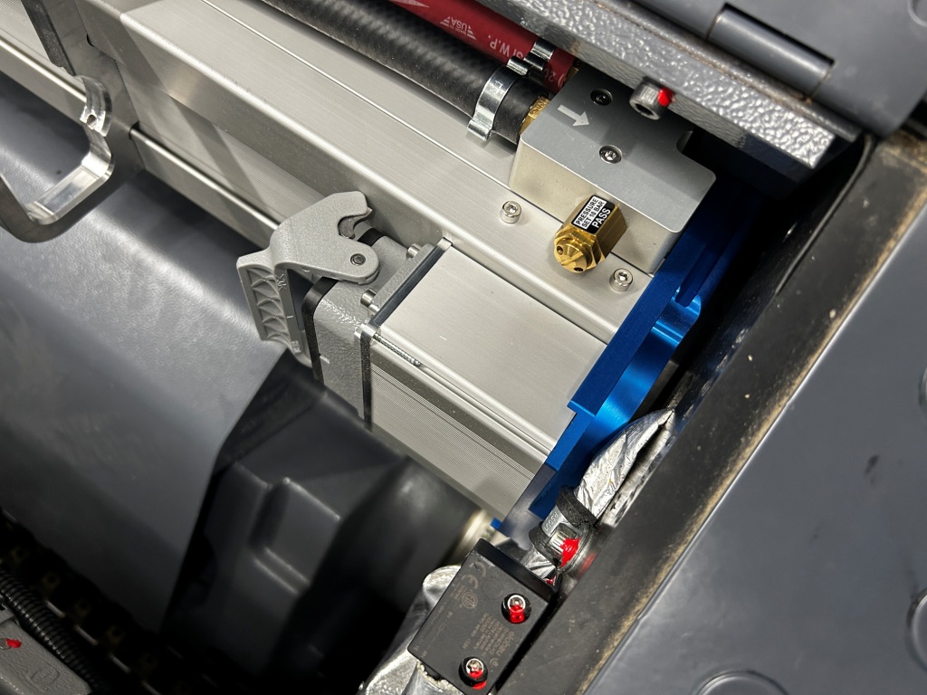 This Spanish customer installed E4C UV curing systems on their Manroland R700.