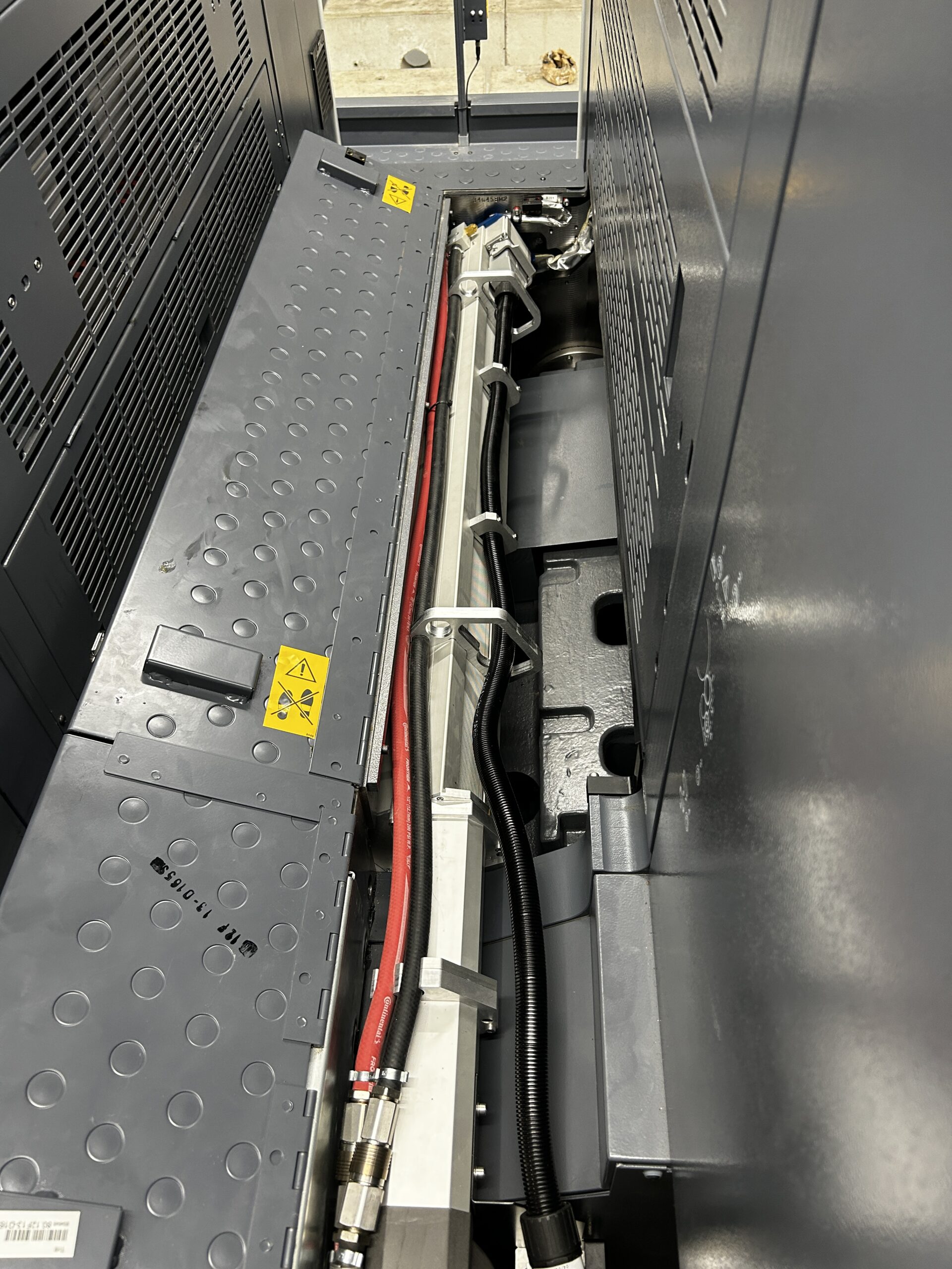 This Spanish customer installed E4C UV curing systems on their Manroland R700.