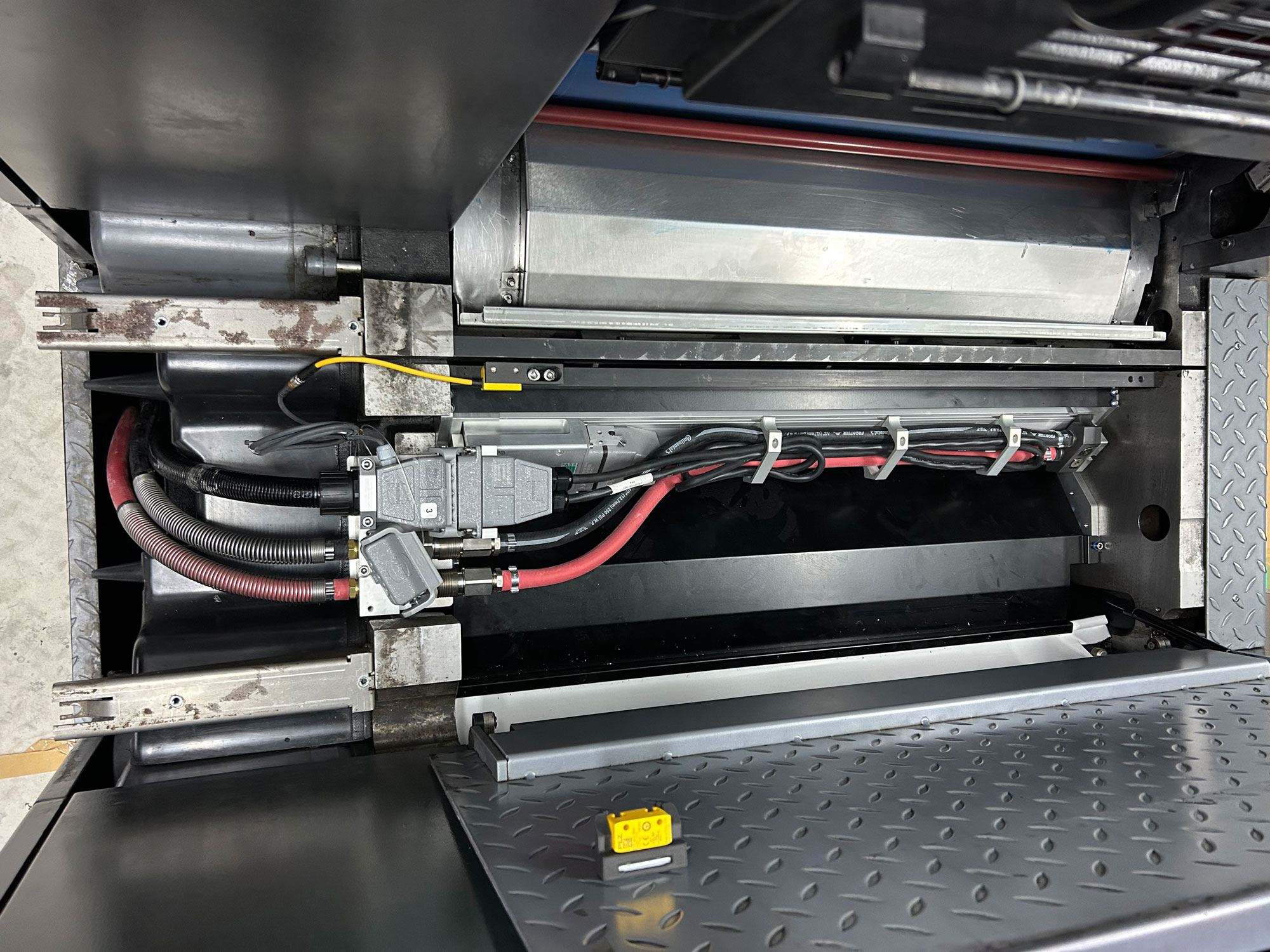 The pictures show LeoLED being installed on a Heidelberg CX75.