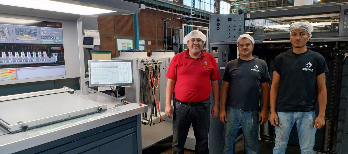 L to R: With press crew Armando López ( Supervisor ) Gustavo Sahagun and Ricardo Mena ( Operators ), with their RMGT 790 machine.