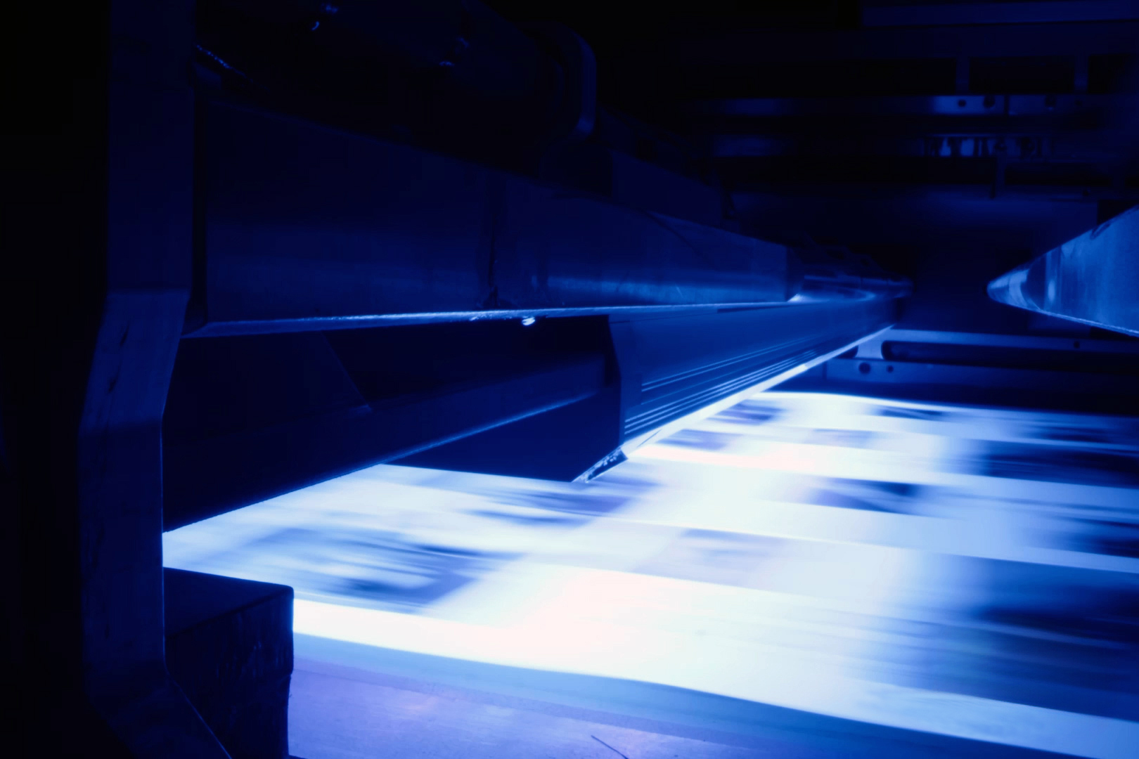 One of the GEW LeoLED UV lampheads at work within Grafiche Antiga's Koenig & Bauer Rapida 105-5+C press.