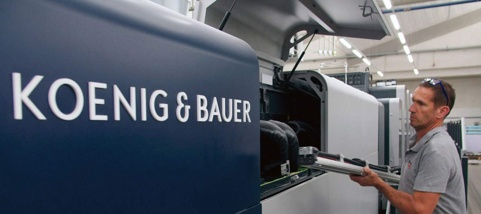 One of the GEW LeoLED UV lampheads at work within Grafiche Antiga's Koenig & Bauer Rapida 105-5+C press.